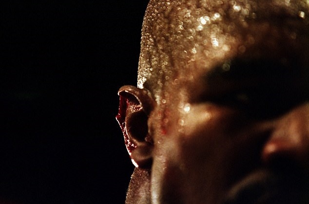 Tron 20 nam khoanh khac kinh di Mike Tyson can tai Holyfield anh 4