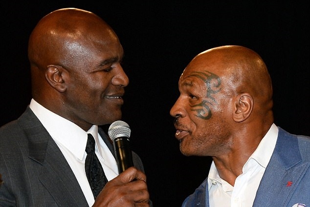 Tron 20 nam khoanh khac kinh di Mike Tyson can tai Holyfield anh 5