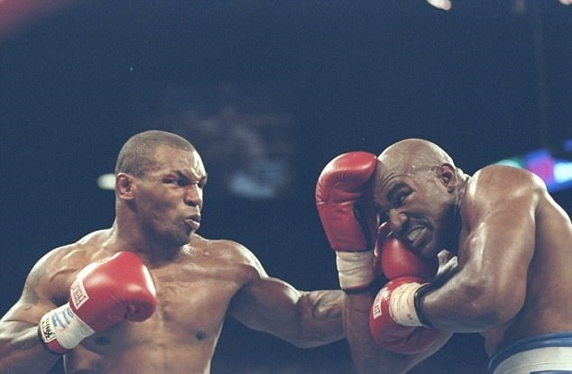Tron 20 nam khoanh khac kinh di Mike Tyson can tai Holyfield anh 6