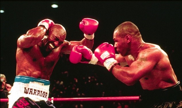 Tron 20 nam khoanh khac kinh di Mike Tyson can tai Holyfield anh 7