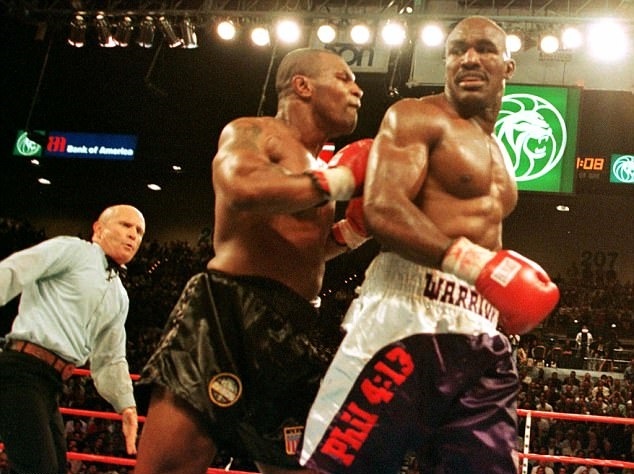 Tron 20 nam khoanh khac kinh di Mike Tyson can tai Holyfield anh 8