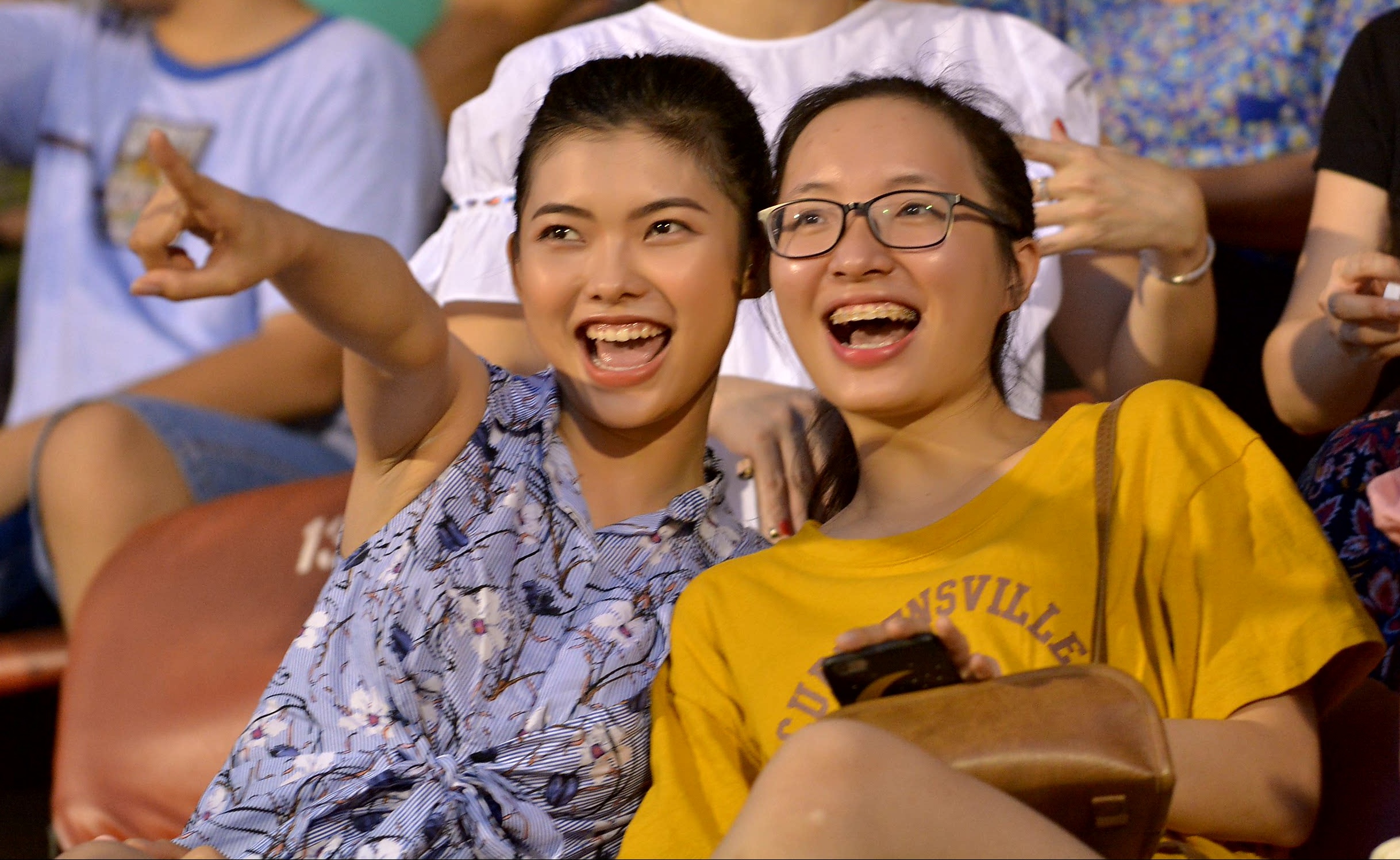 Nguoi mau Thieu Lan an tuong truoc khong khi cuong nhiet tren san Thong Nhat hinh anh