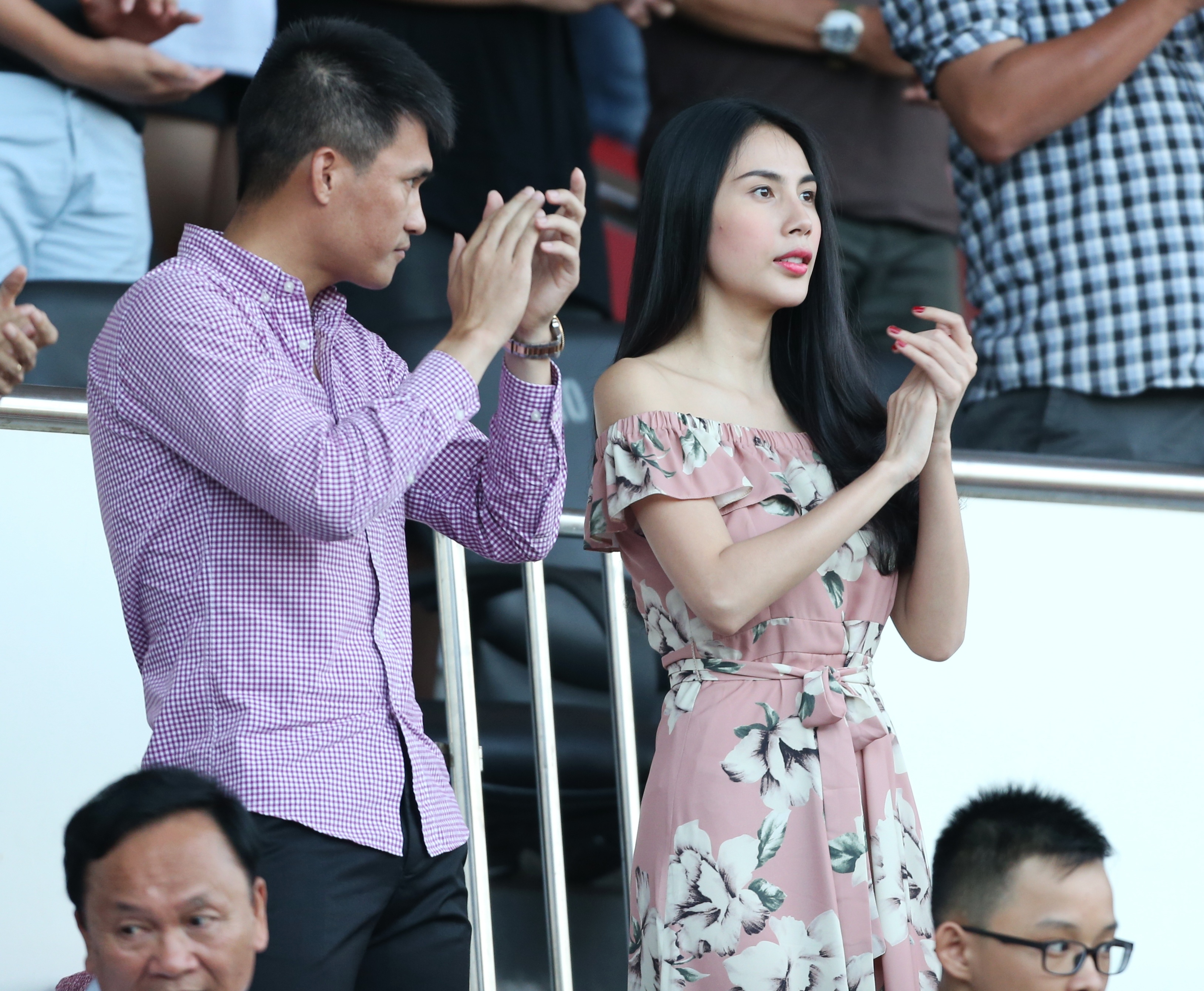 Nguoi mau Thieu Lan an tuong truoc su cuong nhiet khan gia V.League anh 2