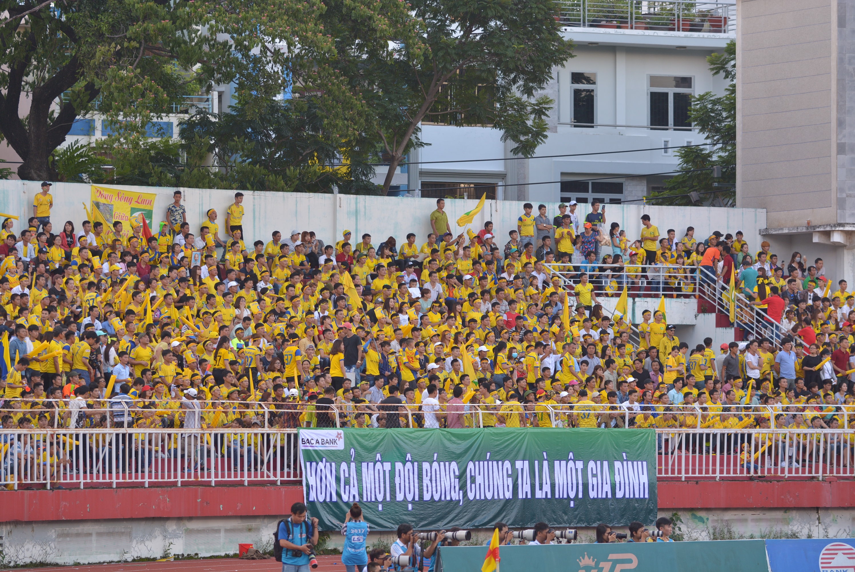 CDV SLNA nem 'mua' chai lo, mung doi nha go hoa hinh anh