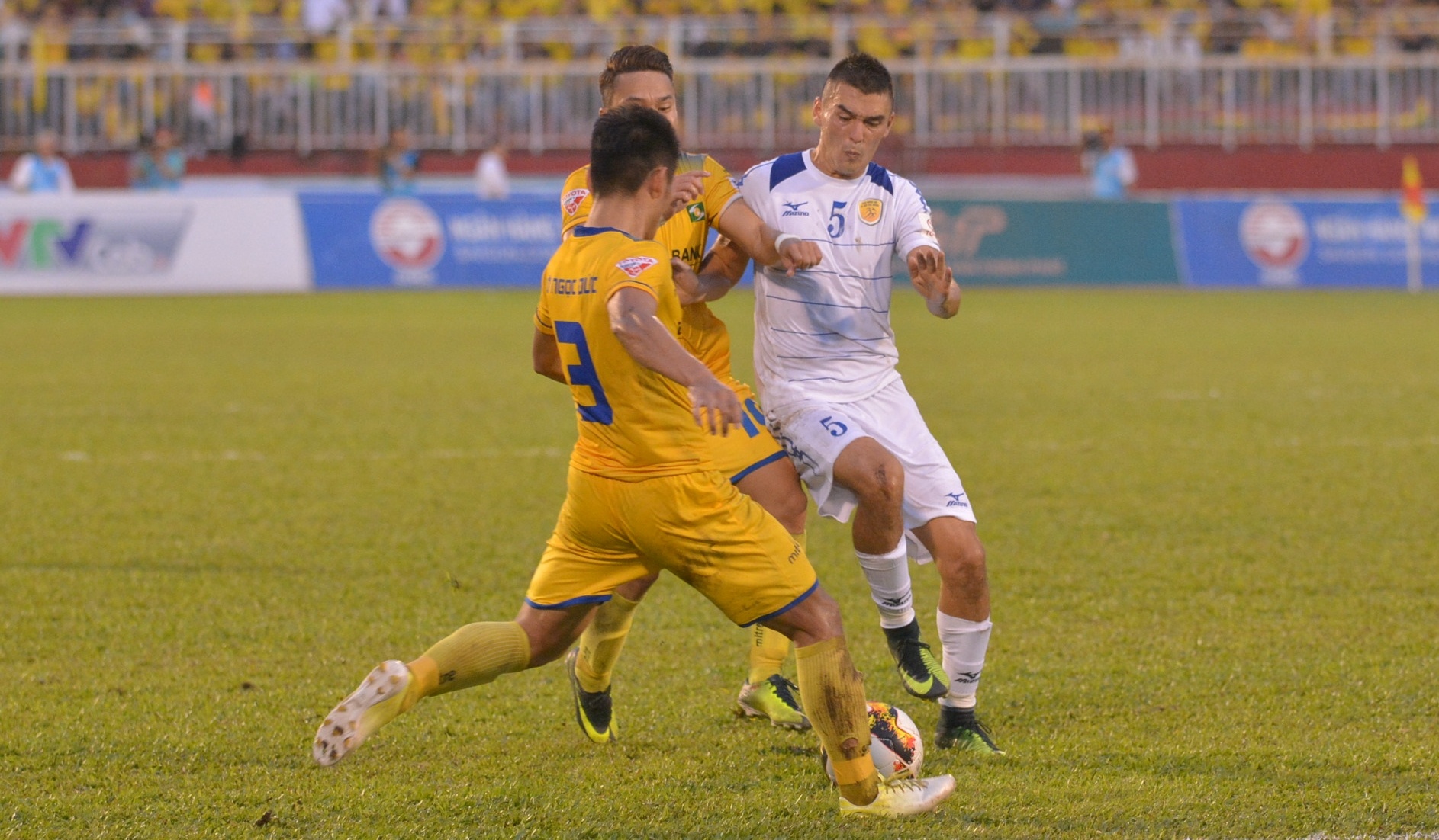 Nguoi mau Thieu Lan an tuong truoc su cuong nhiet khan gia V.League anh 4