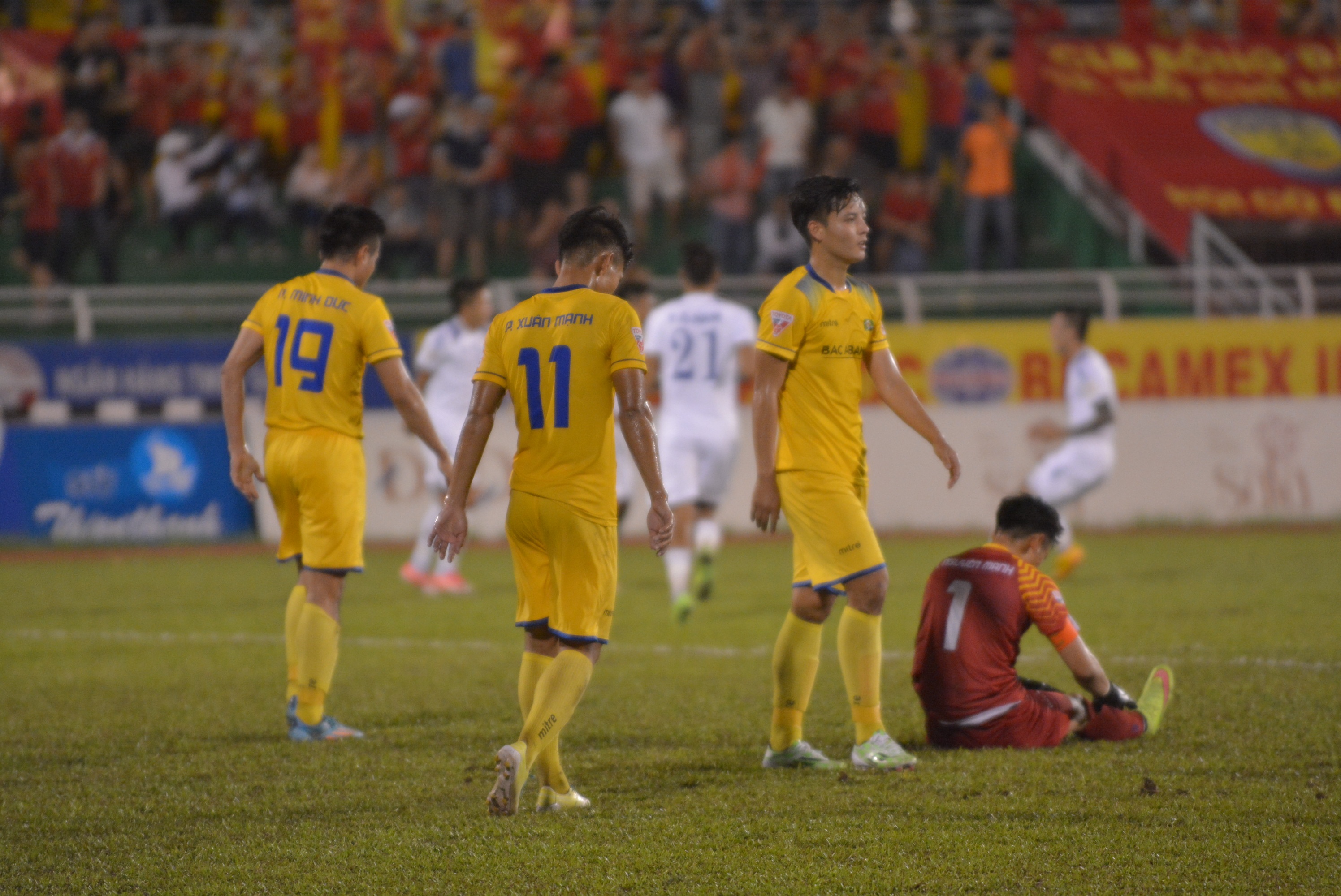 Nguoi mau Thieu Lan an tuong truoc su cuong nhiet khan gia V.League anh 7