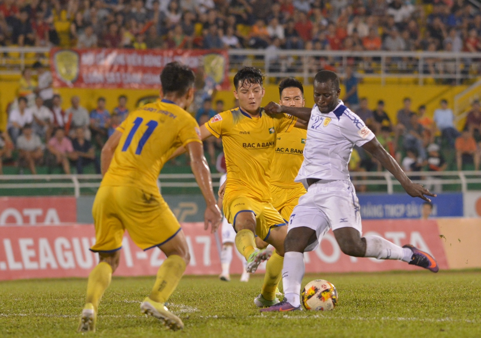 Nguoi mau Thieu Lan an tuong truoc su cuong nhiet khan gia V.League anh 5