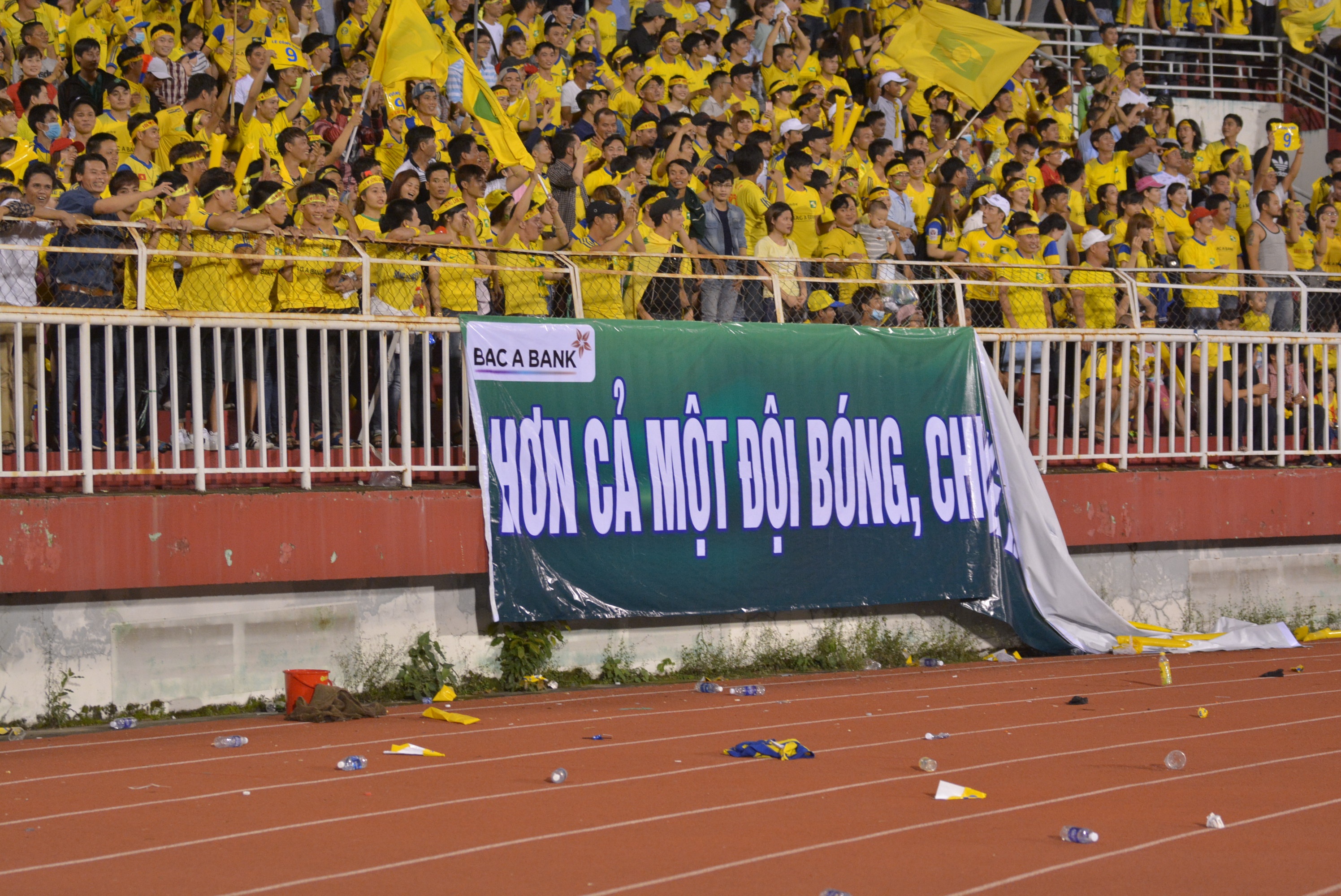 Nguoi mau Thieu Lan an tuong truoc su cuong nhiet khan gia V.League anh 8