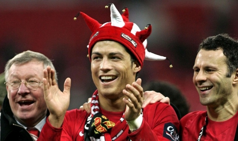 Huyen thoai MU noi gi ve tuong lai Ronaldo? hinh anh