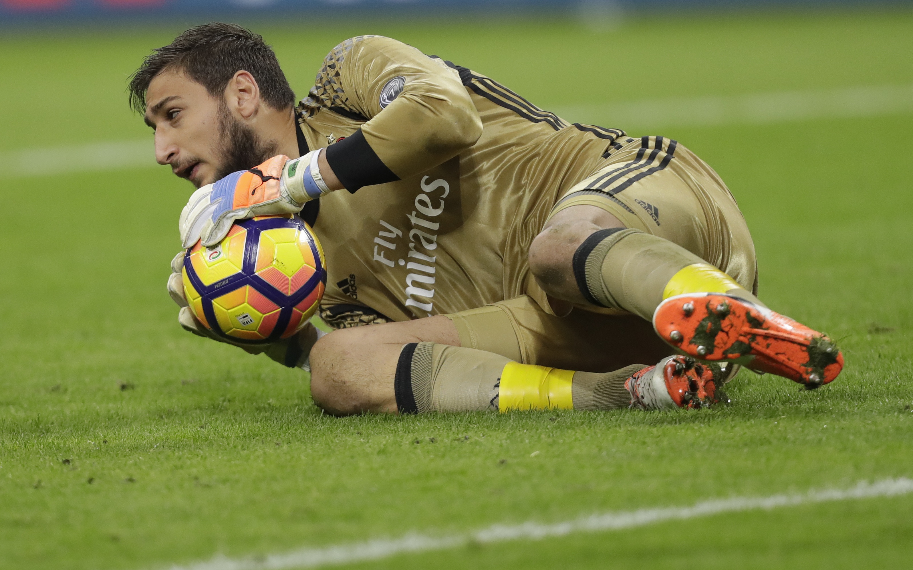 Donnarumma xem thuong truong hoc hinh anh