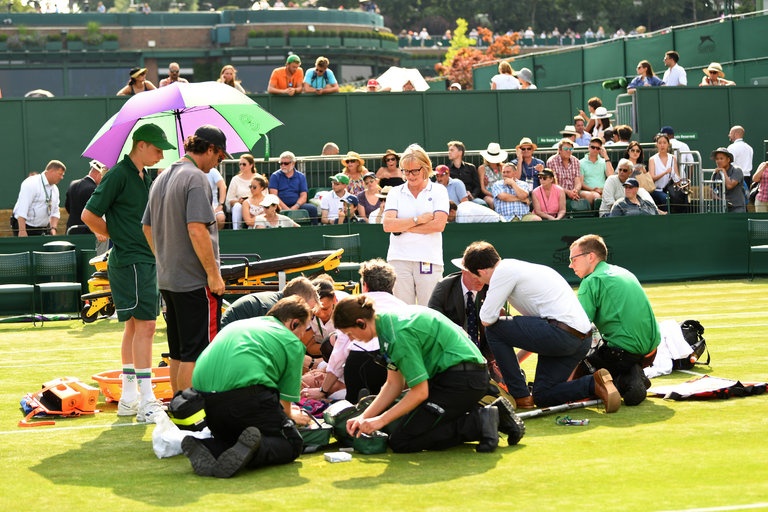 Tay vot dinh chan thuong kinh hoang tai Wimbledon hinh anh