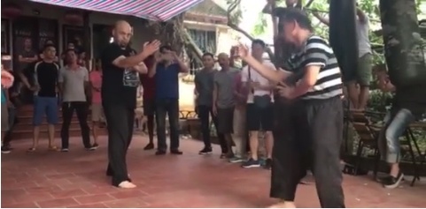 Flores thang tiep doi thu hon minh 20 tuoi hinh anh