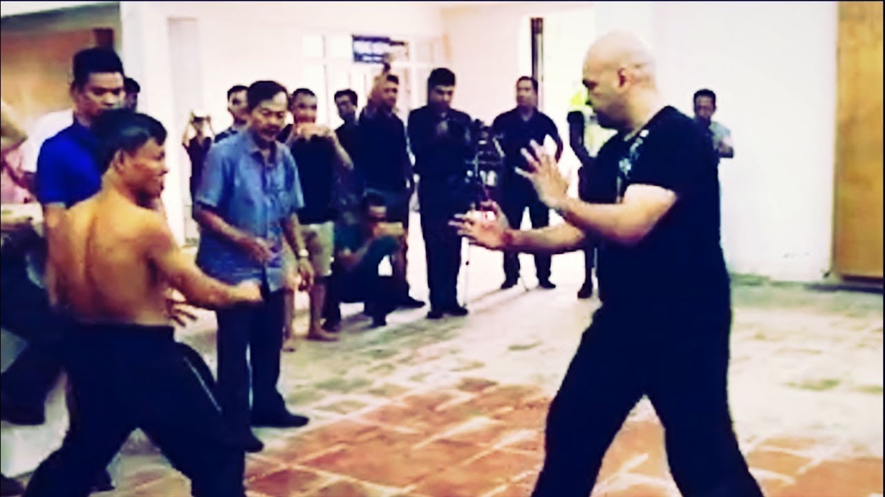 Bao nuoc ngoai goi nhung tran dau cua Flores la 'vo duong pho' hinh anh