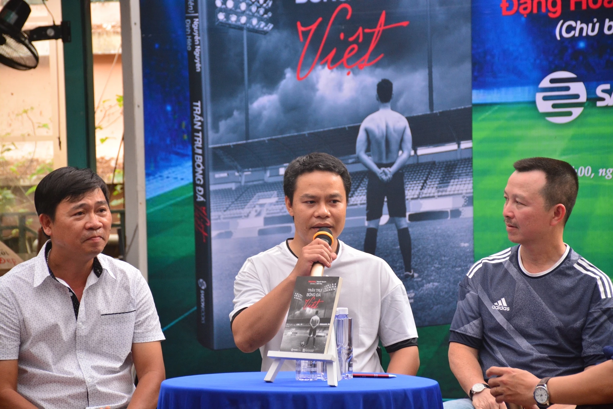 'Tran trui bong da Viet': Thong diep danh thep danh thuc nhung nha lam bong da anh 1