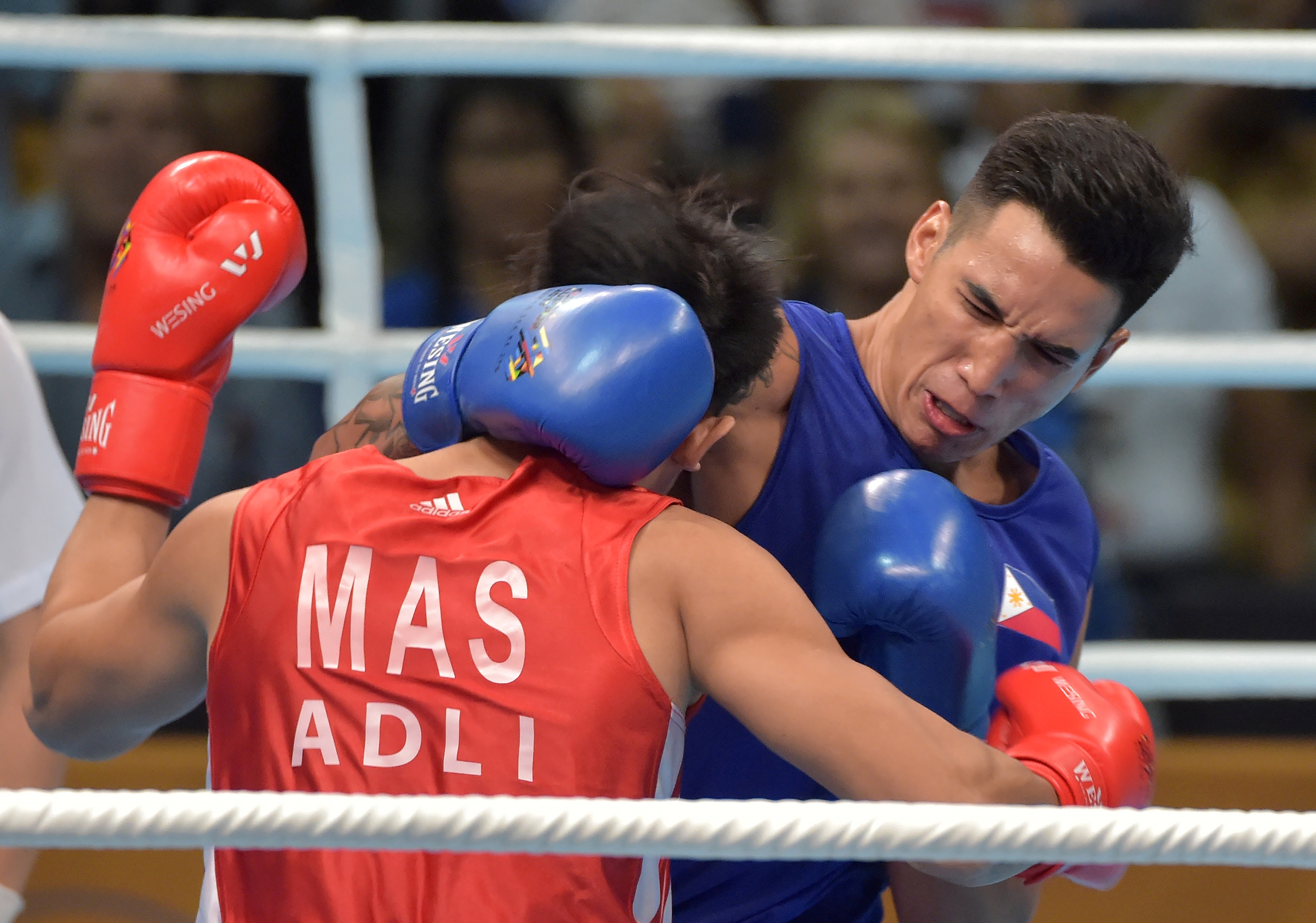 So trong tai o ep, tay dam Philippines danh tui bui doi thu Malaysia hinh anh