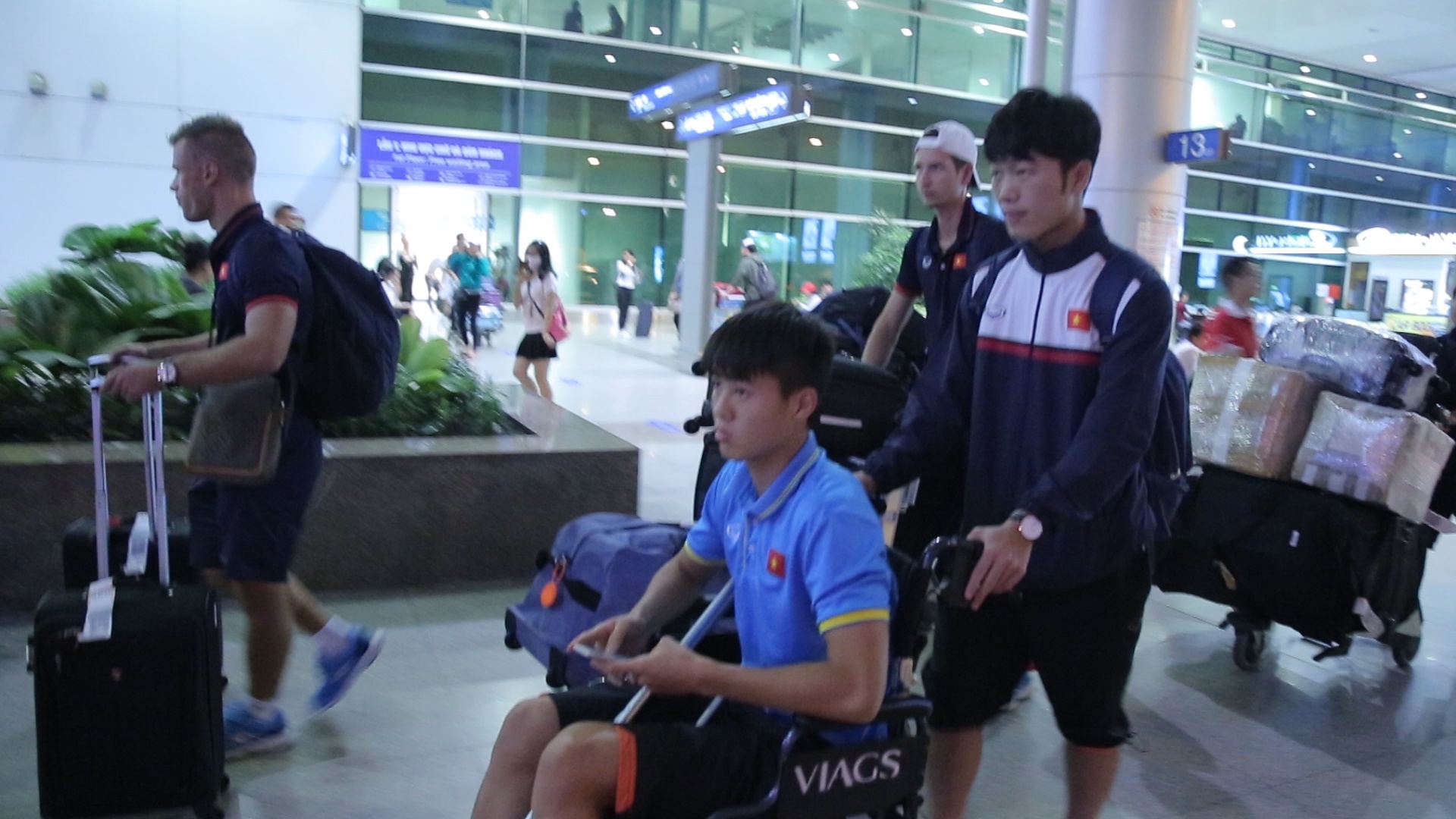 Xuan Truong day xe lan cho Duy Manh ngay ve nuoc hinh anh