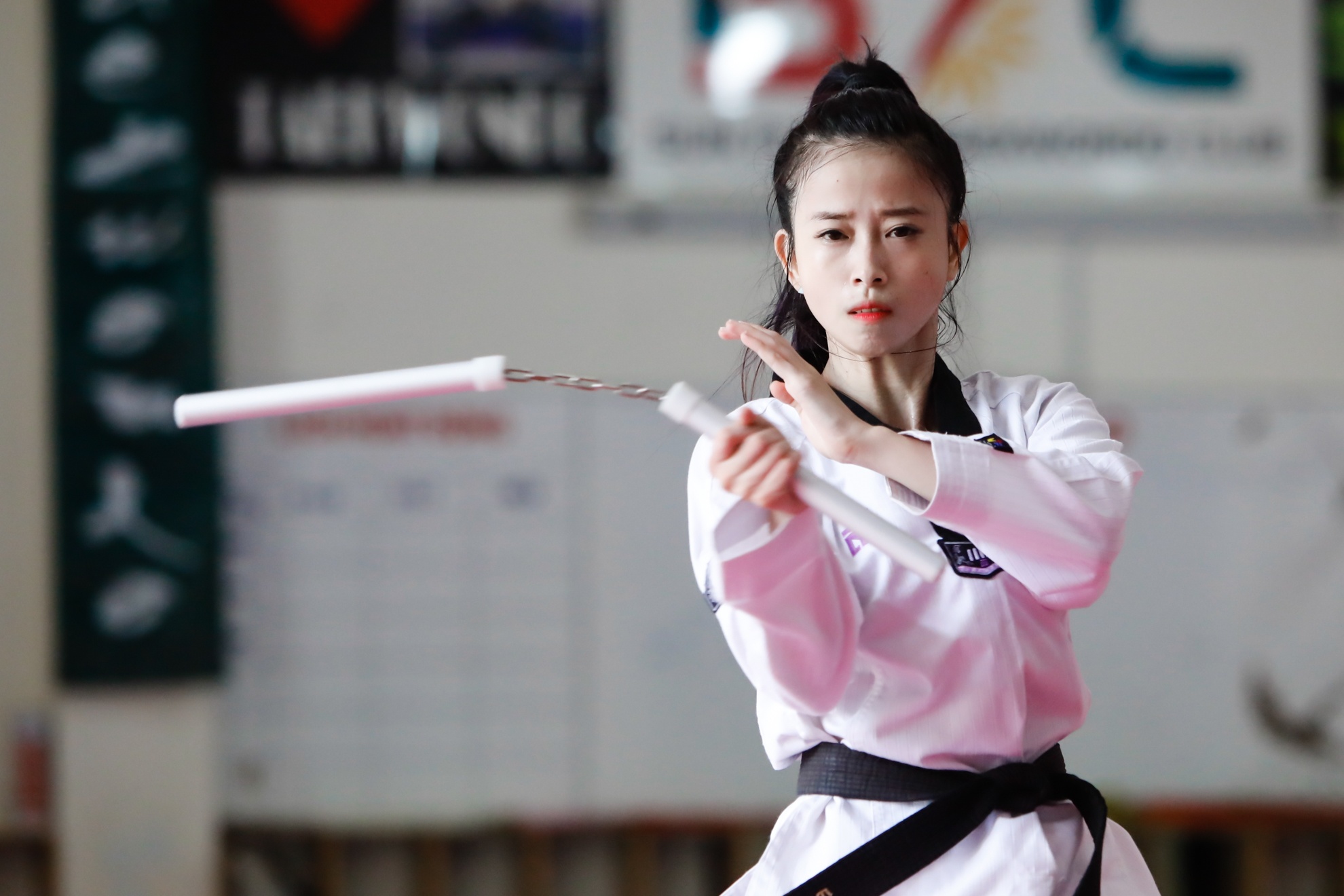 Nhat ky SEA Games: 'Hot-girl' Chau Tuyet Van lap hat-trick HCV hinh anh