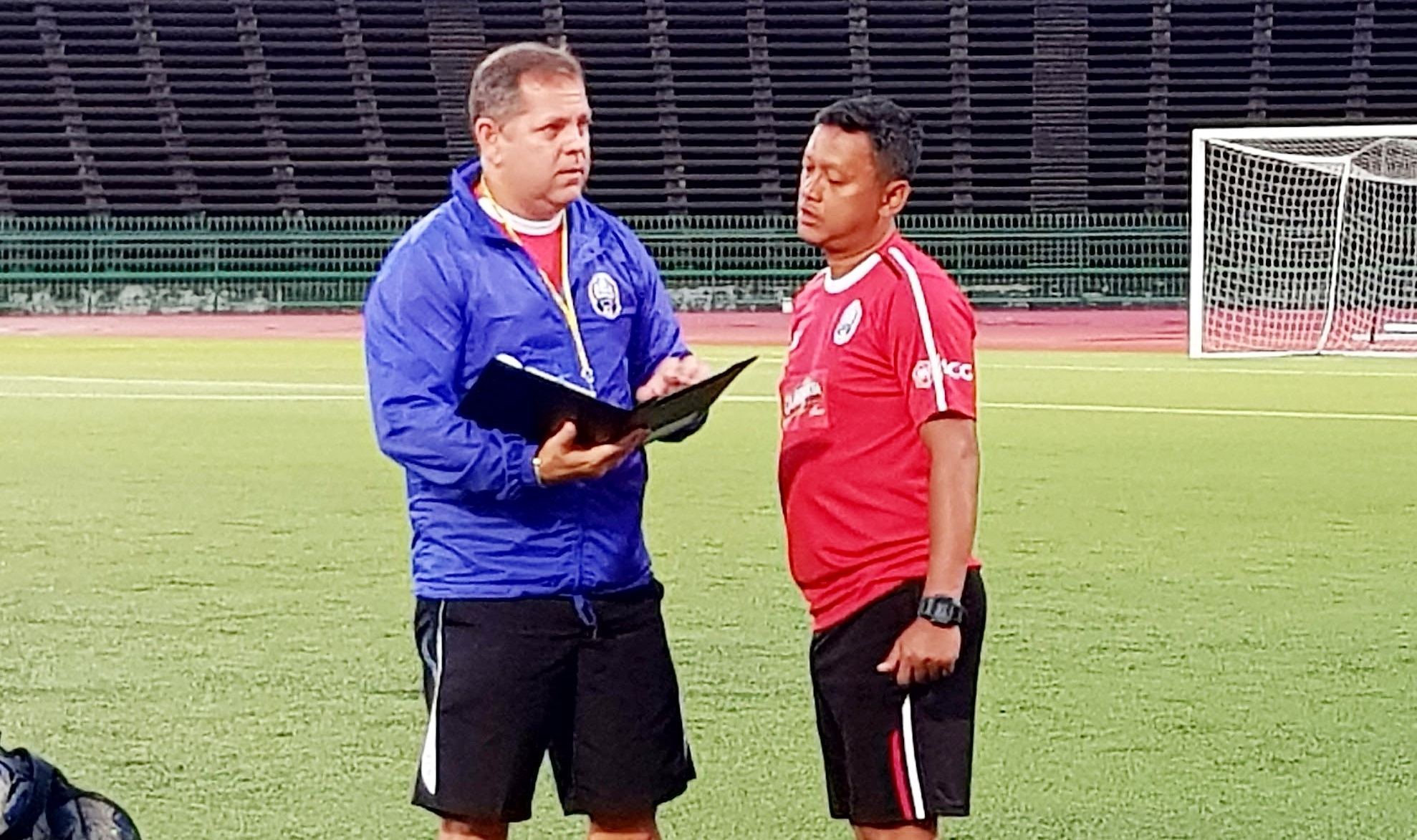 HLV Campuchia doc vi tuong tan cau thu Viet Nam hinh anh