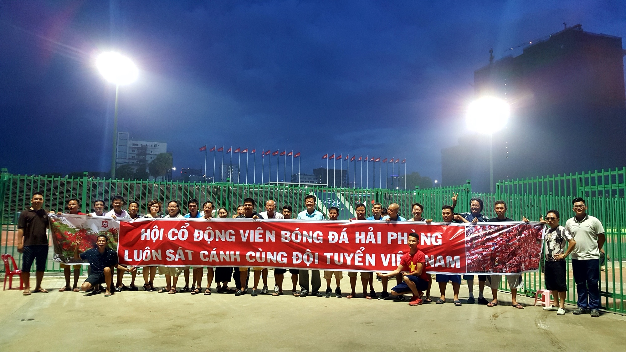 CĐV Hải Phòng 'tiếp lửa' cho tuyển Việt Nam nơi đất khách ảnh 1 CDV Hai Phong 'tiep lua' cho tuyen Viet Nam noi dat khach anh 1