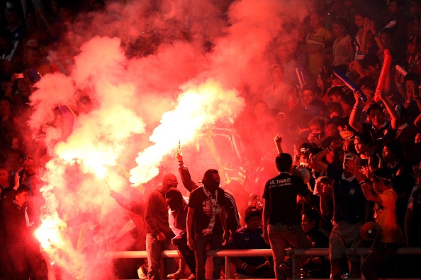 CĐV Việt Nam đốt pháo sáng trên sân Campuchia ảnh 7 CDV Viet Nam dot phao sang tren san Campuchia anh 7