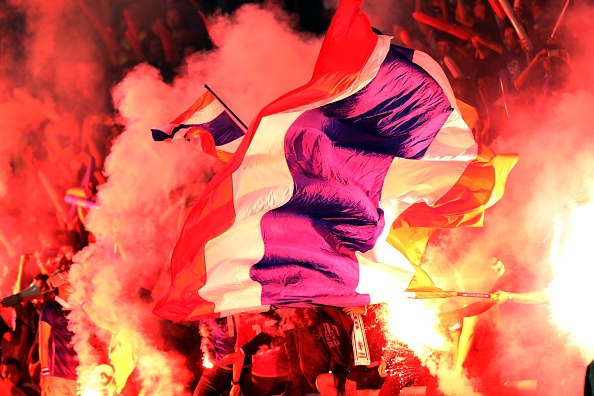 CĐV Việt Nam đốt pháo sáng trên sân Campuchia ảnh 8 CDV Viet Nam dot phao sang tren san Campuchia anh 8