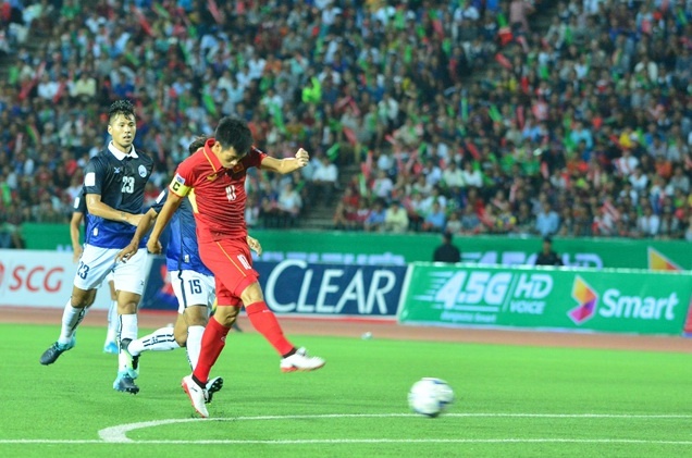 CDV Viet Nam dot phao sang tren san Campuchia anh 1