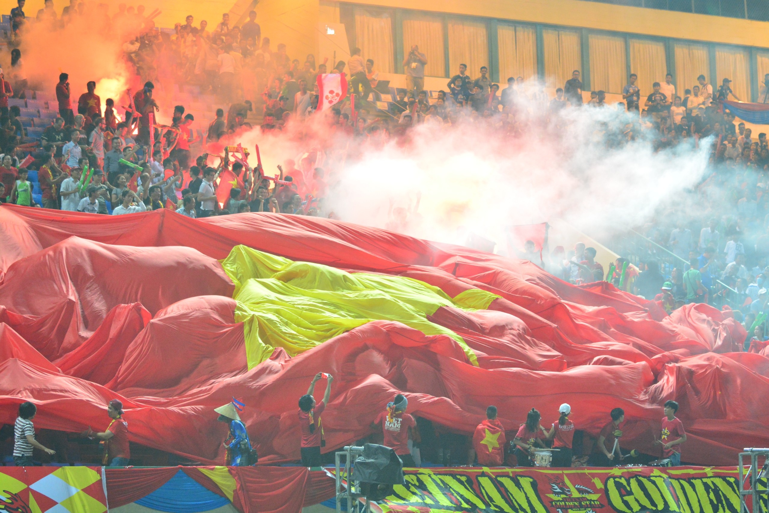 CĐV Việt Nam đốt pháo sáng trên sân Campuchia ảnh 2 CDV Viet Nam dot phao sang tren san Campuchia anh 2