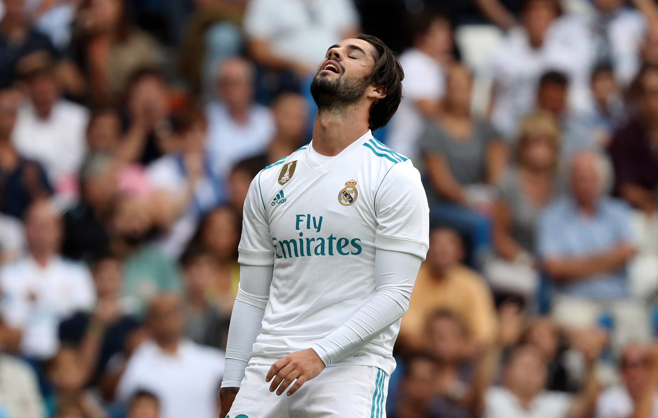 Quan so Real Madrid bi xe nat vi chan thuong va the phat anh 7