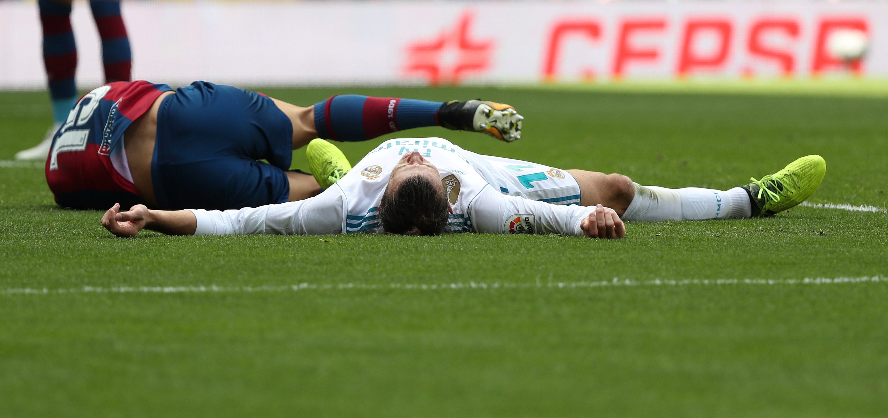 Quan so Real Madrid bi xe nat vi chan thuong va the phat anh 8