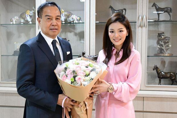 Thái Lan chia tay nữ trưởng đoàn xinh đẹp ảnh 1 Thai Lan chia tay nu truong doan xinh dep anh 1