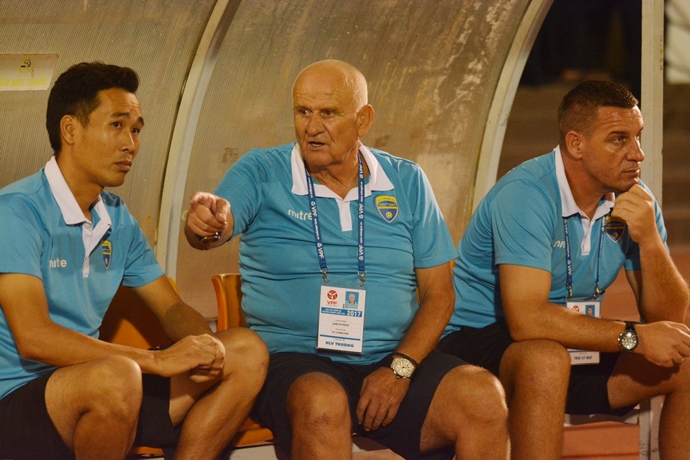 Cau thu Thanh Hoa va Sai Gon giat cho,  de co tren san Thong Nhat anh 11