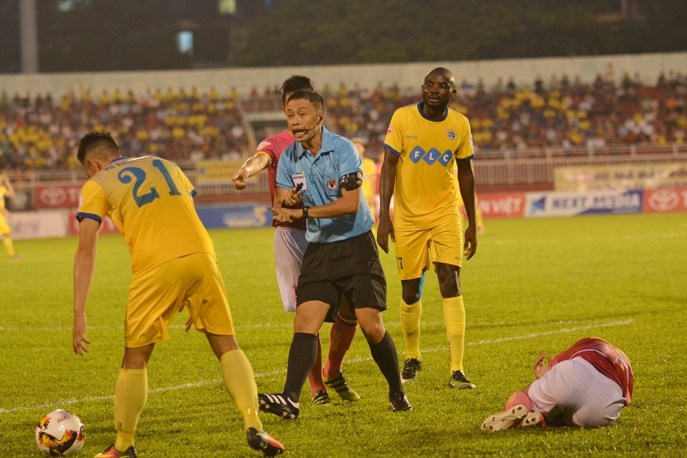 Cau thu Thanh Hoa va Sai Gon giat cho,  de co tren san Thong Nhat anh 3