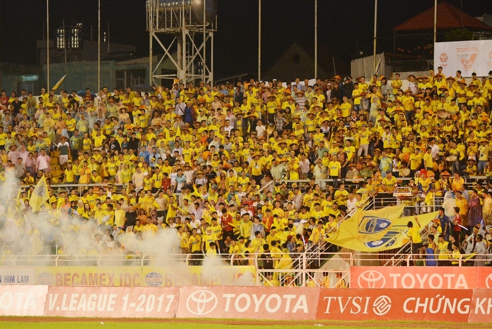 Cau thu Thanh Hoa va Sai Gon giat cho,  de co tren san Thong Nhat anh 9