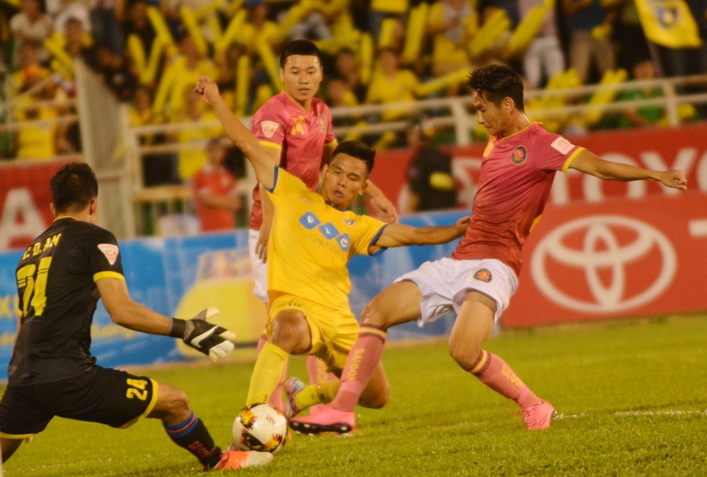 Cau thu Thanh Hoa va Sai Gon giat cho,  de co tren san Thong Nhat anh 7