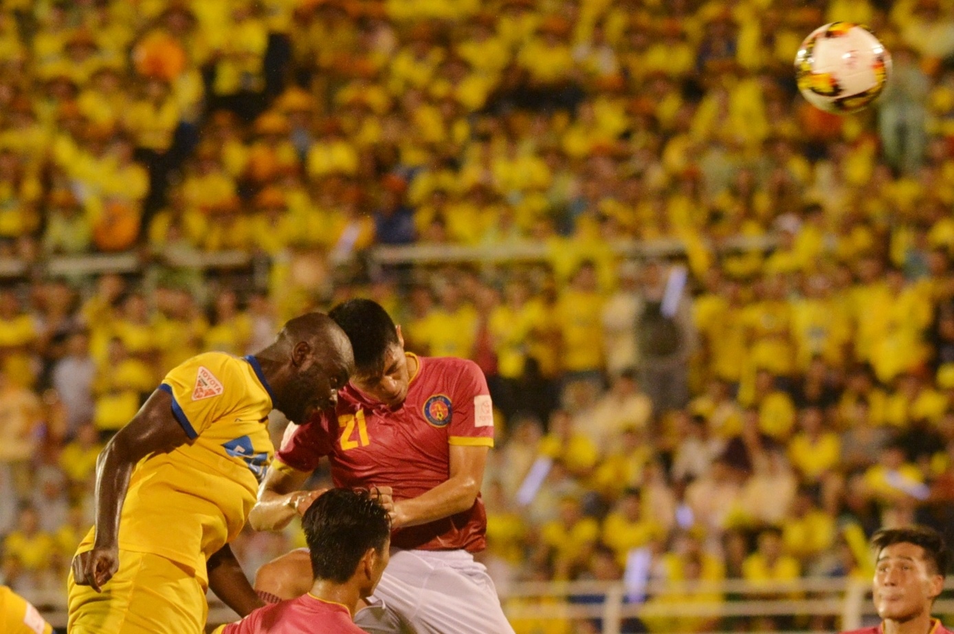 Cau thu Thanh Hoa va Sai Gon giat cho,  de co tren san Thong Nhat anh 8