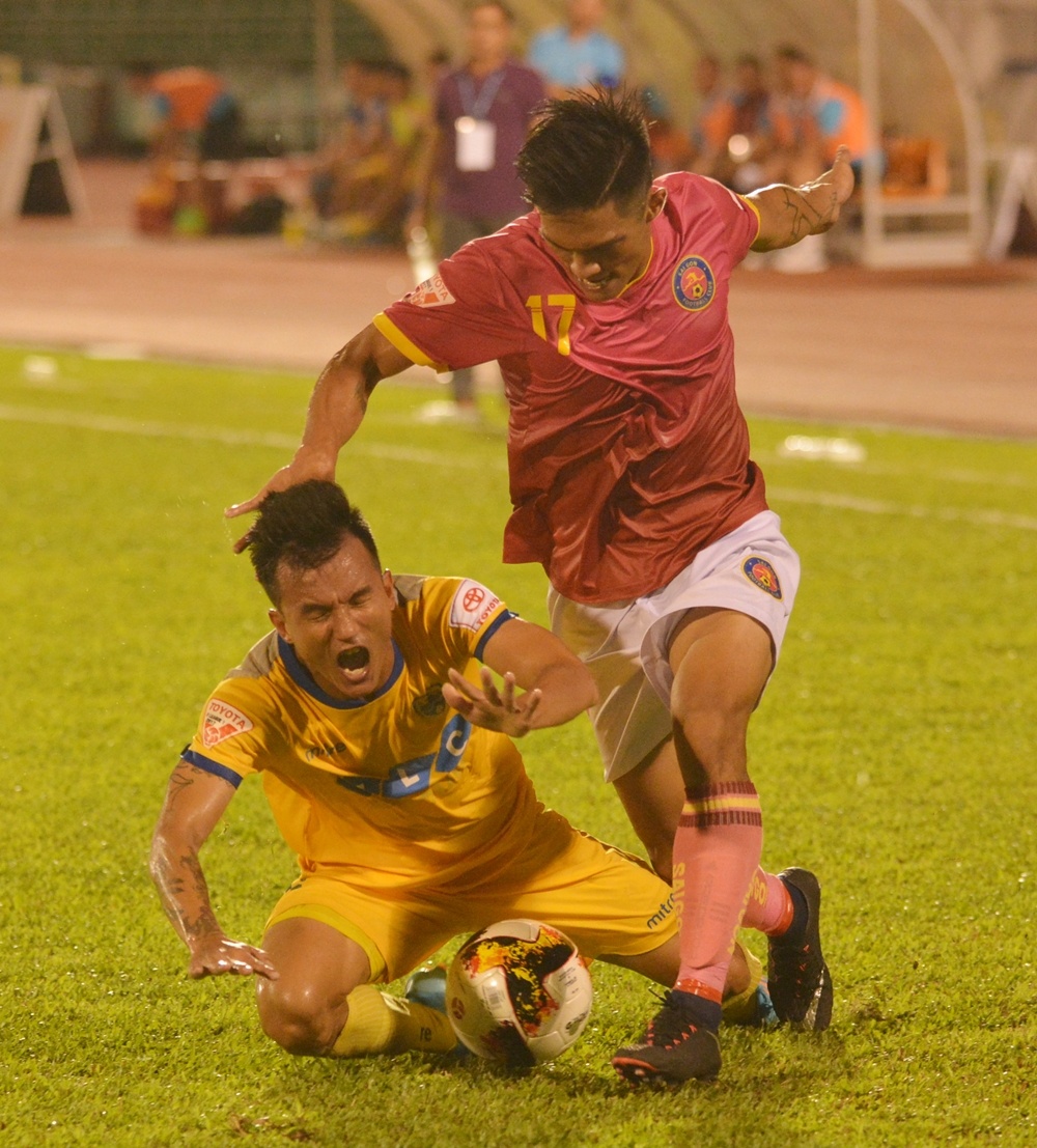 Cau thu Thanh Hoa va Sai Gon giat cho,  de co tren san Thong Nhat anh 5