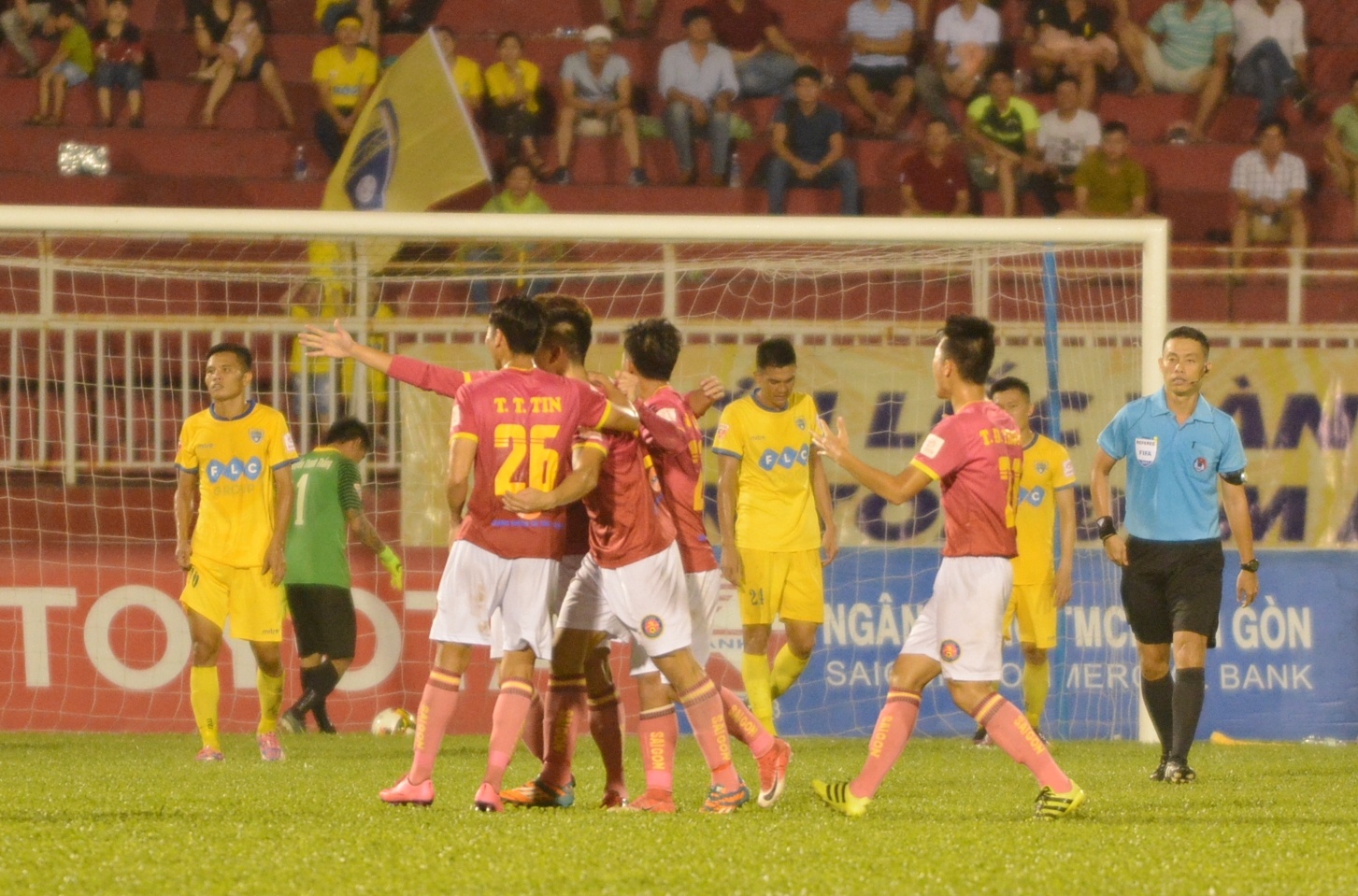 Cau thu Thanh Hoa va Sai Gon giat cho,  de co tren san Thong Nhat anh 6