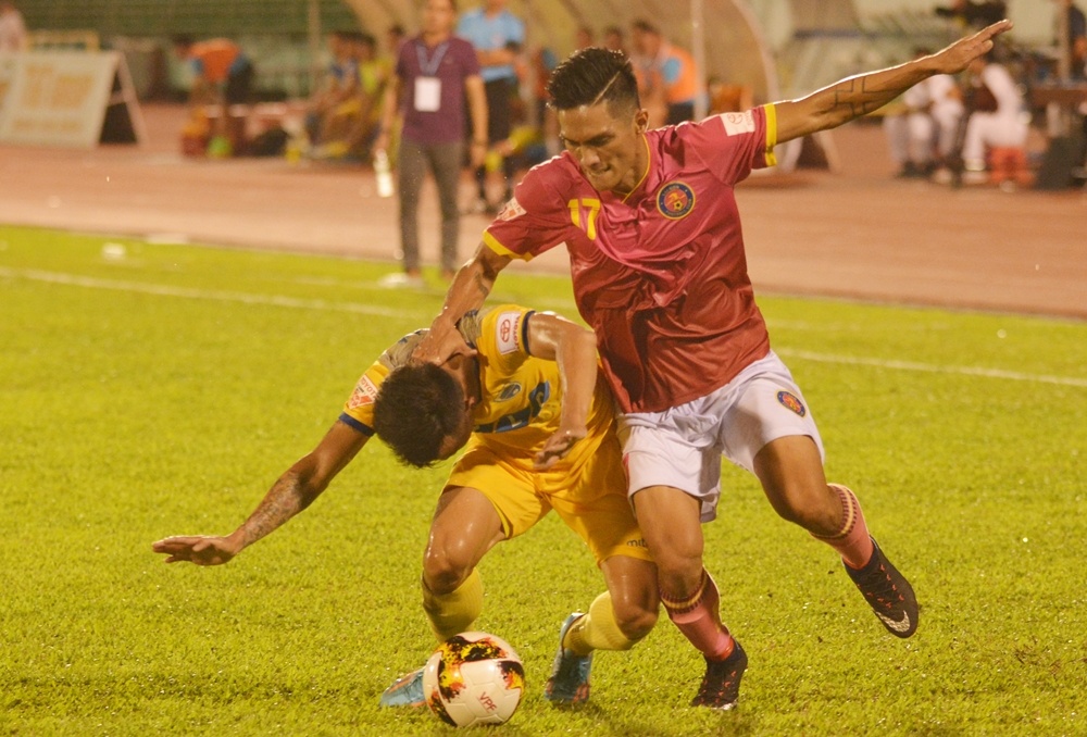 Cau thu Thanh Hoa va Sai Gon giat cho, de co tren san Thong Nhat hinh anh