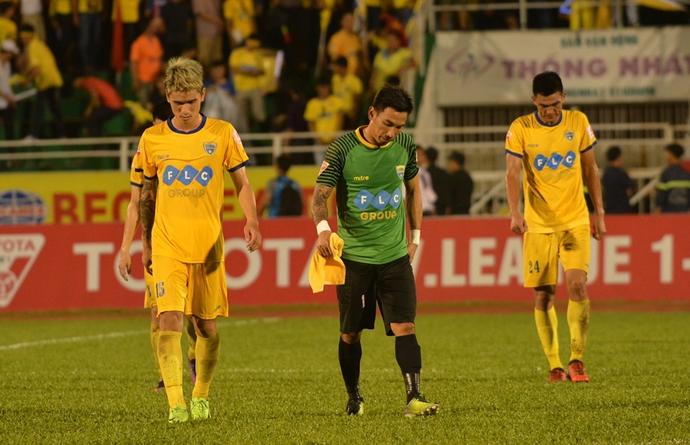 Cau thu Thanh Hoa va Sai Gon giat cho,  de co tren san Thong Nhat anh 10