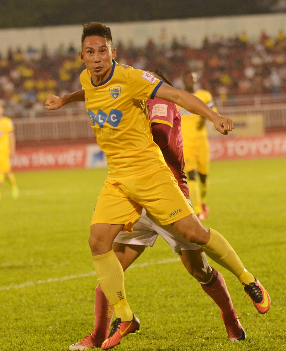 Cau thu Thanh Hoa va Sai Gon giat cho,  de co tren san Thong Nhat anh 1