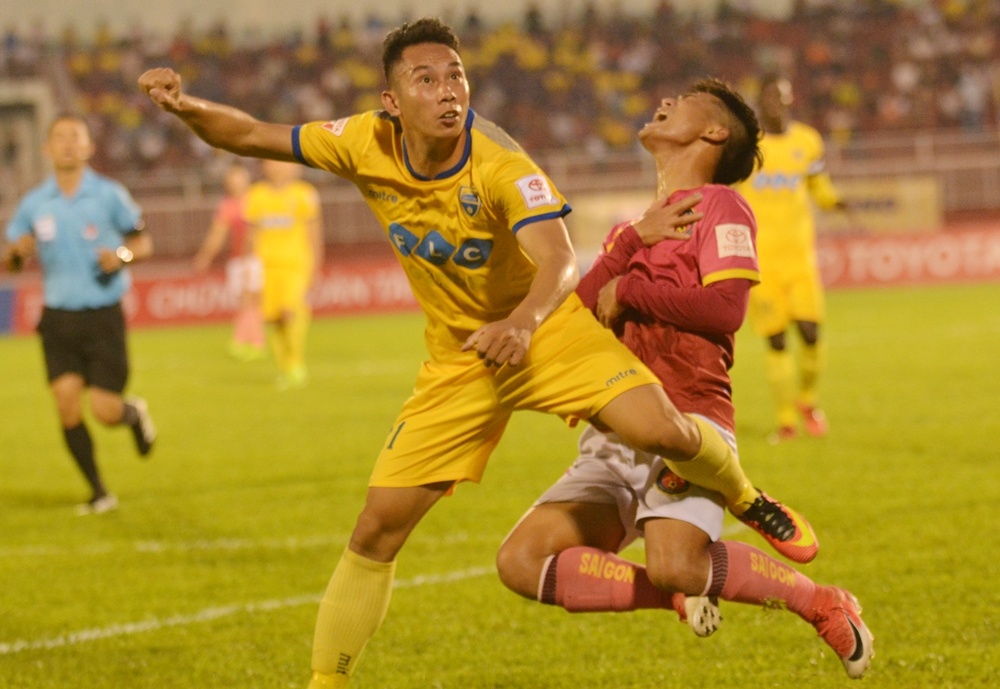 Cau thu Thanh Hoa va Sai Gon giat cho,  de co tren san Thong Nhat anh 2