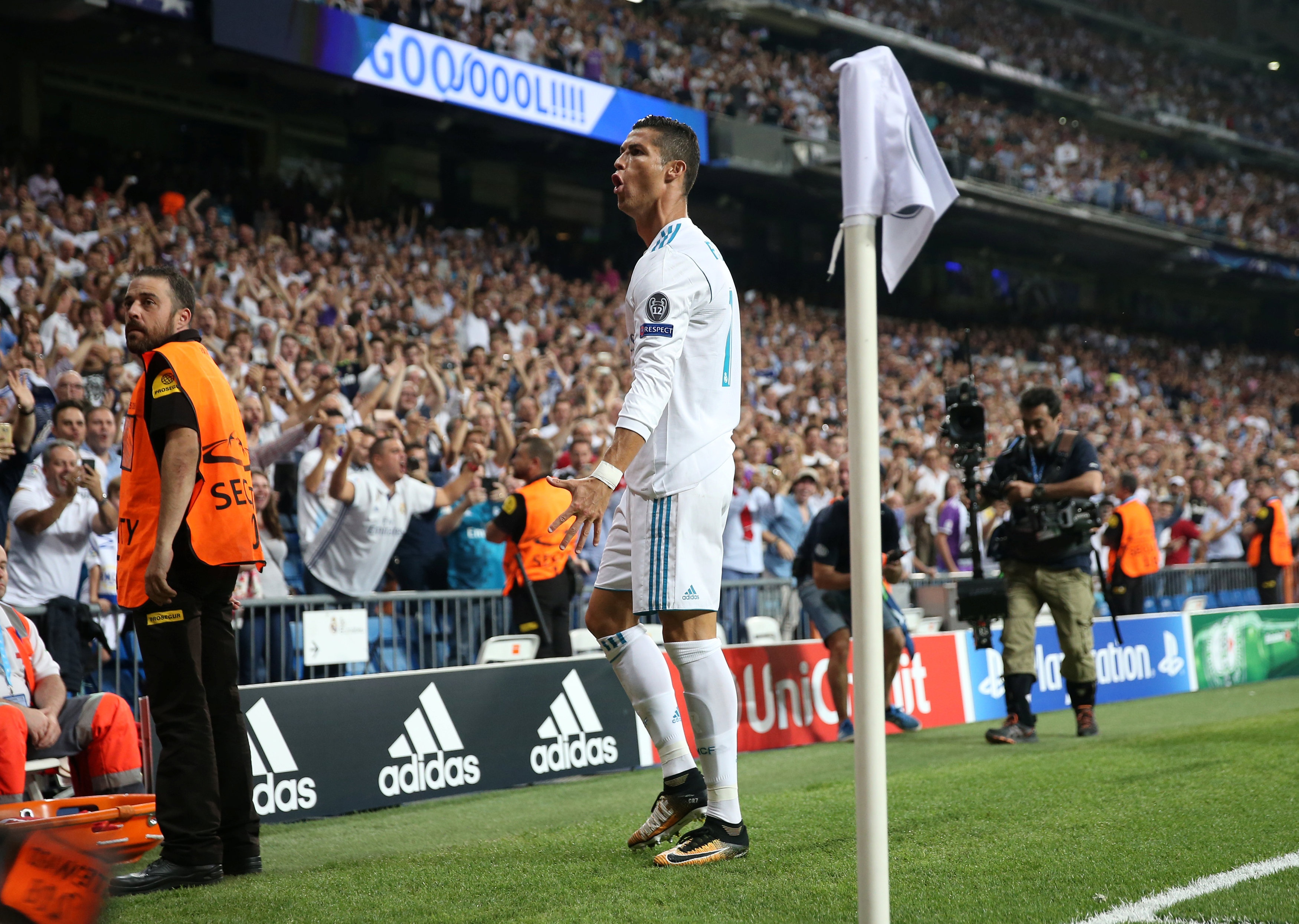 'Cuoc chien' Ronaldo va Messi lai tiep tuc anh 1