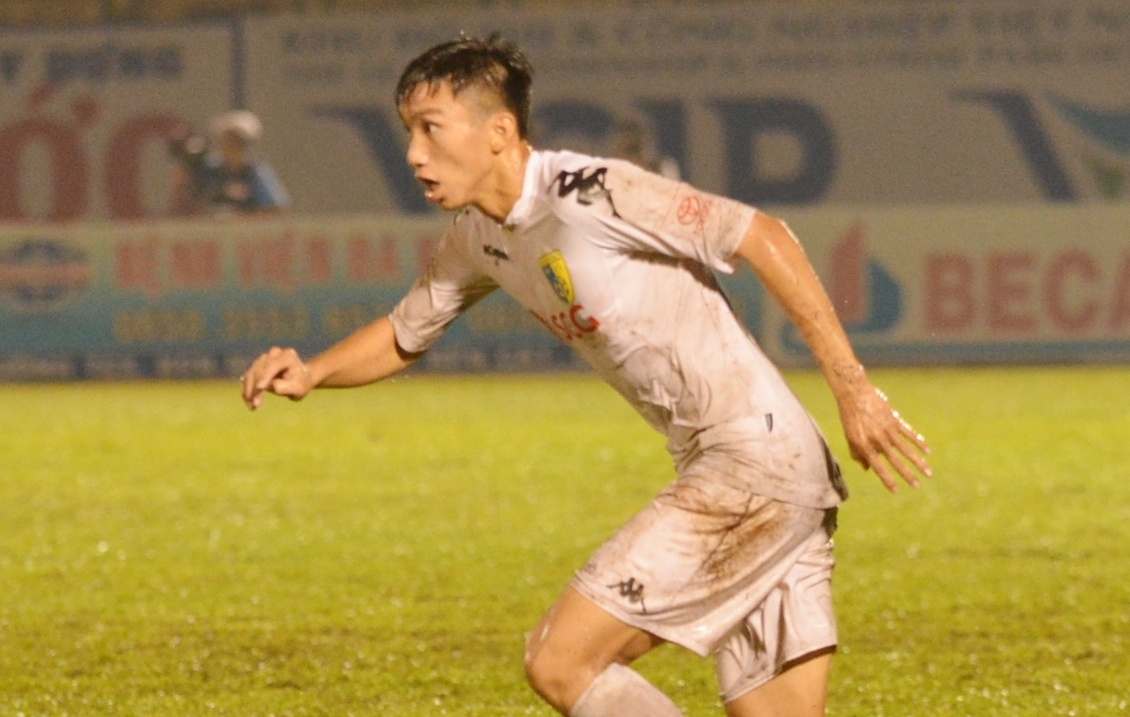 Vua ve nuoc, Doan Van Hau phai ra san 'cay ai' o V.League hinh anh