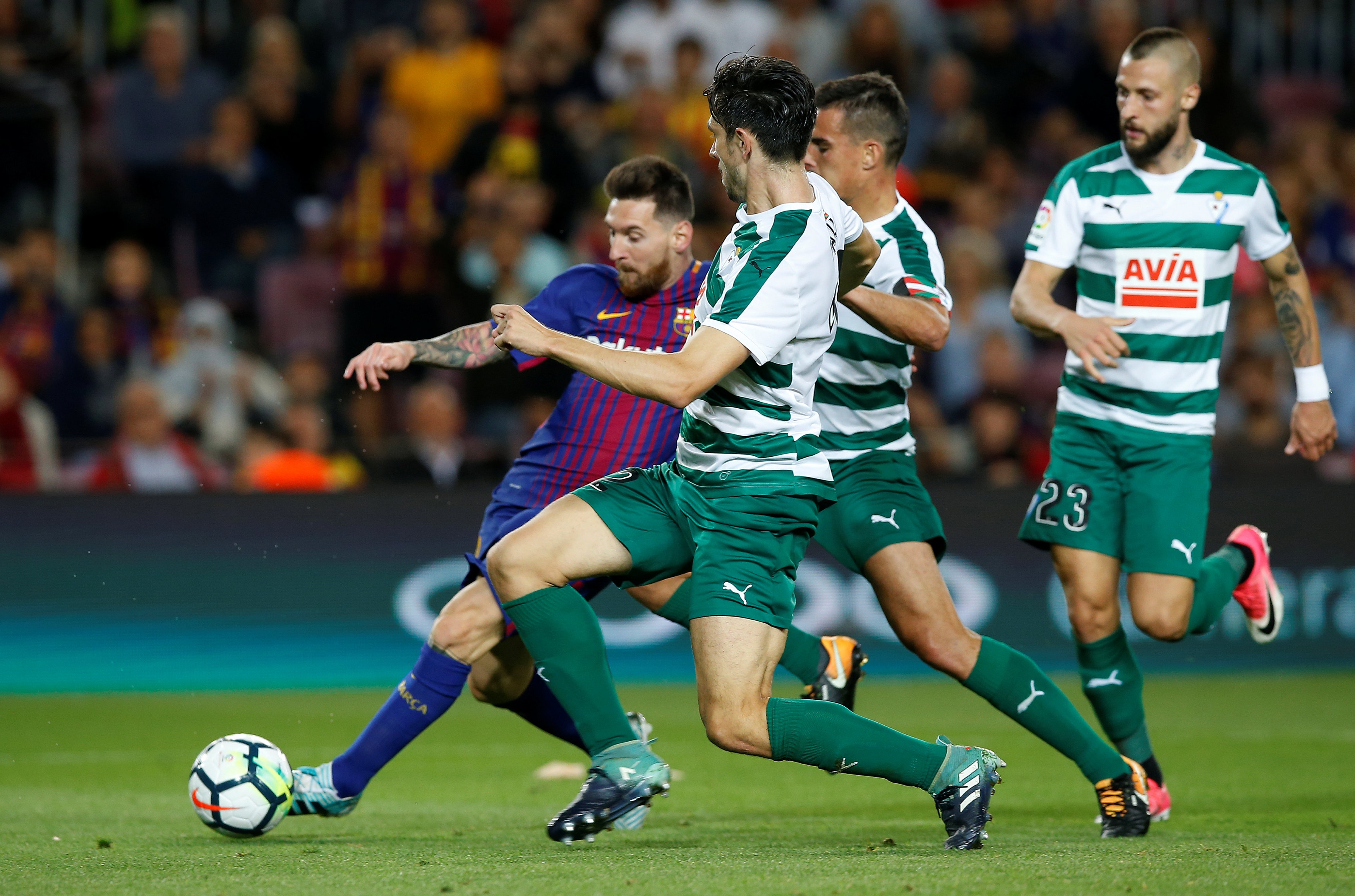 Nho Messi,  Barca dang danh lua ca the gioi anh 1