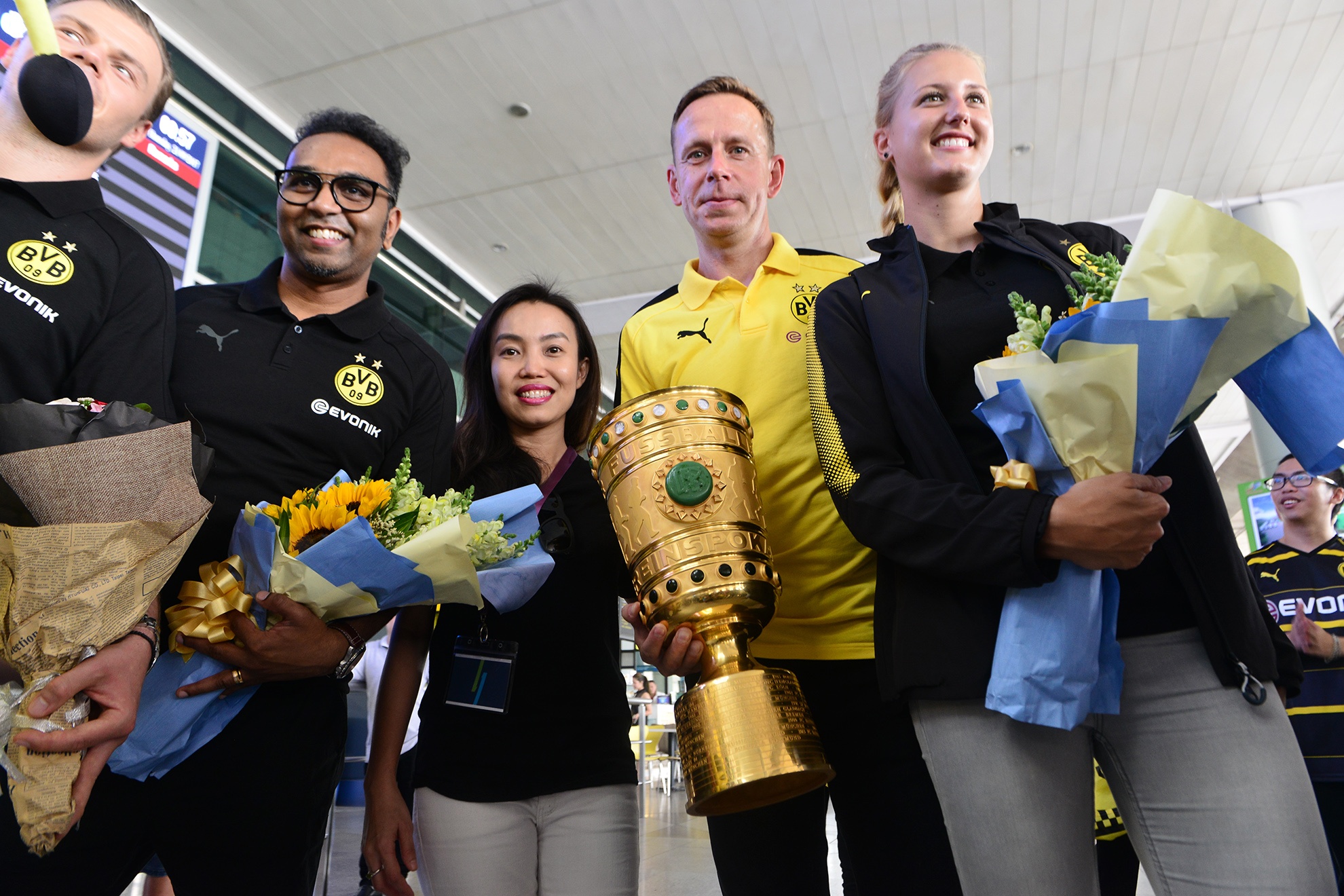 Dortmund dua nu HLV dep nhu nguoi mau sang Viet Nam anh 2