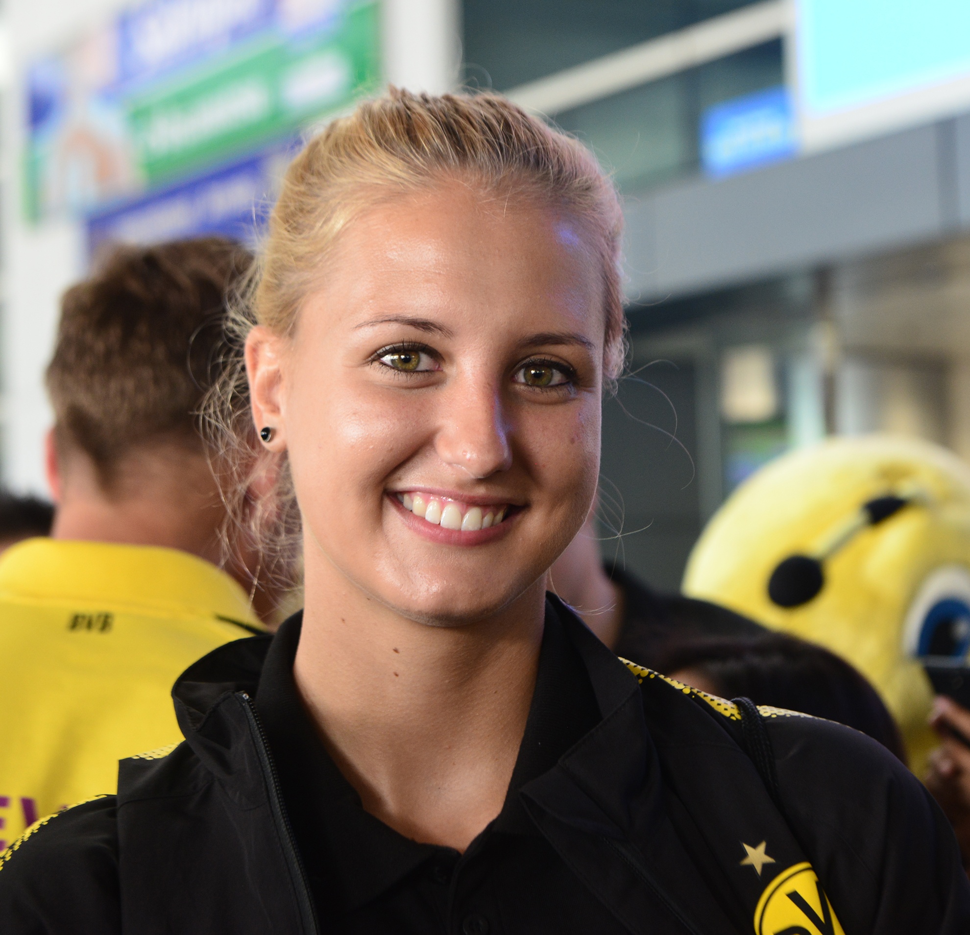 Dortmund dua nu HLV dep nhu nguoi mau sang Viet Nam anh 5