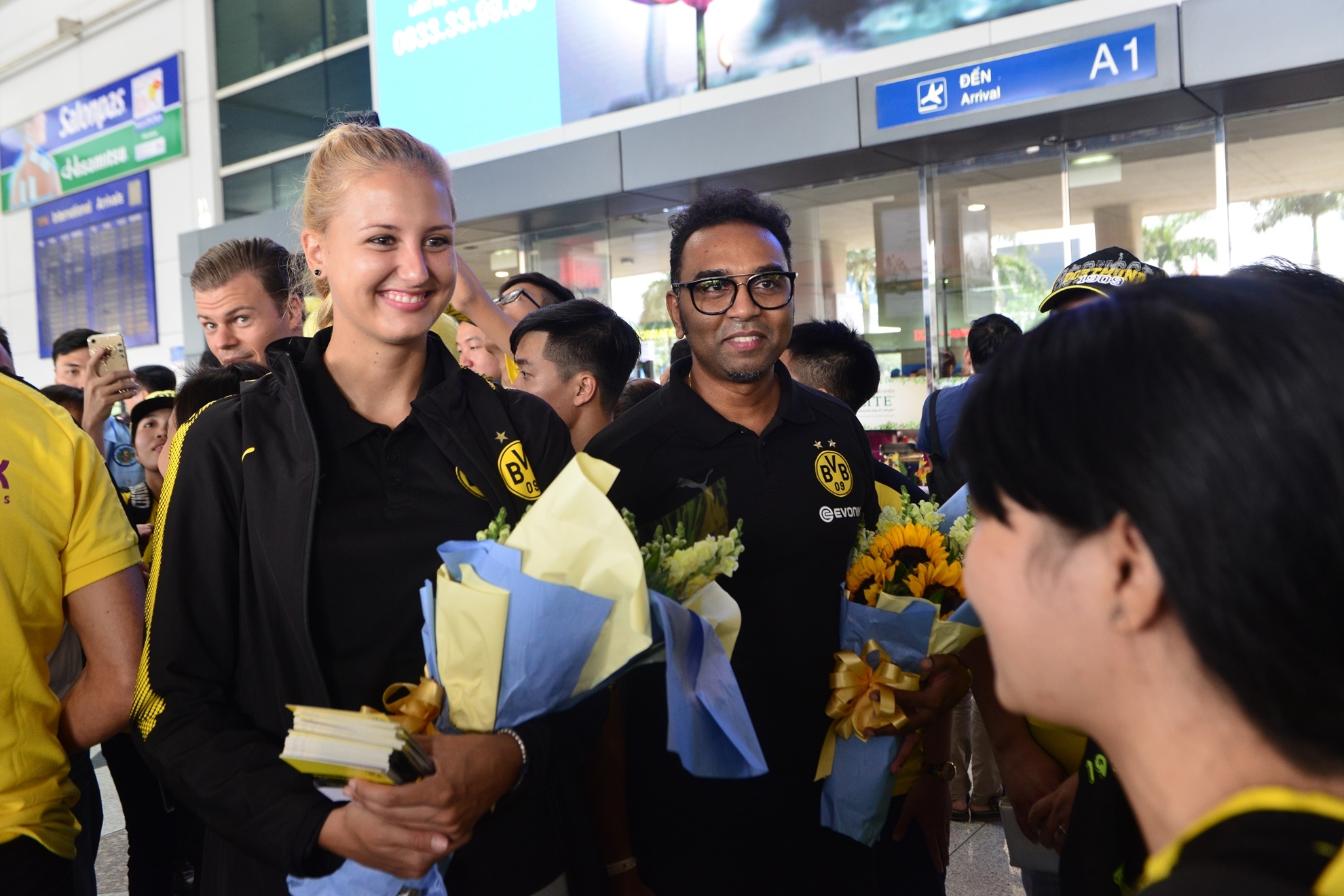 Dortmund dua nu HLV dep nhu nguoi mau sang Viet Nam anh 3