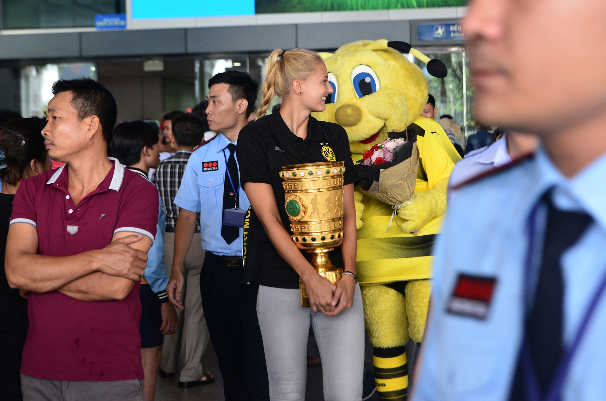 Dortmund dua nu HLV dep nhu nguoi mau sang Viet Nam anh 1