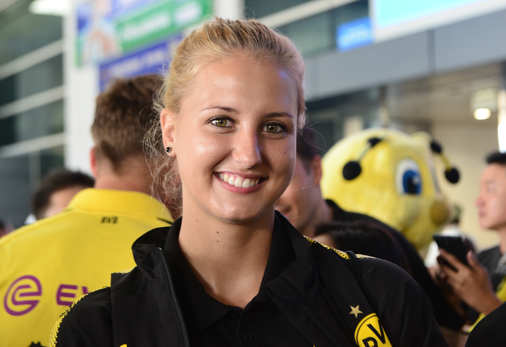 Dortmund dua nu HLV xinh dep sang Viet Nam hinh anh