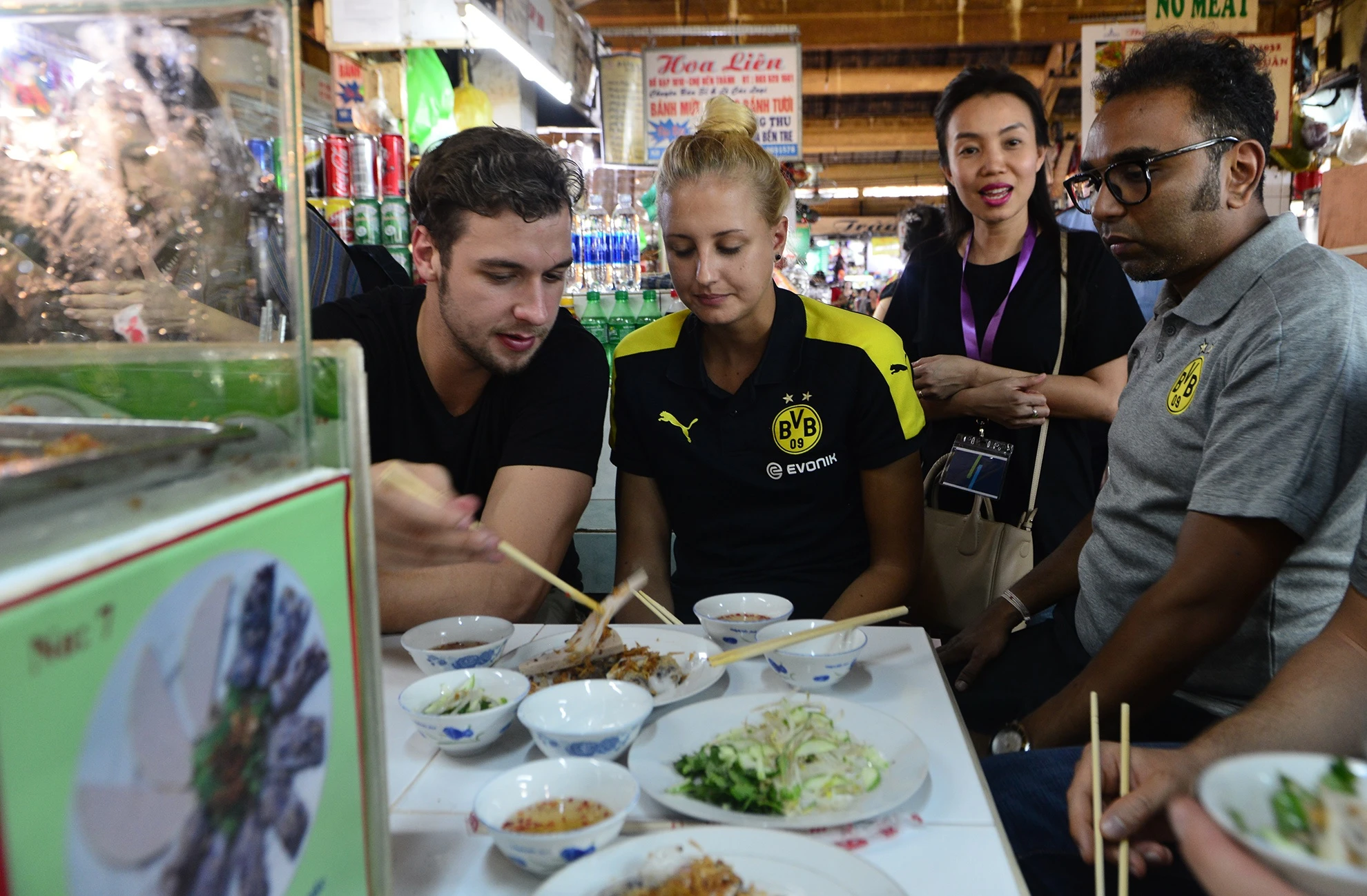Huyen thoai Dortmund thich thu voi banh xeo Viet Nam anh 1